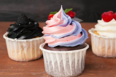Koyu zeminde lezzetli ahududu cupcakes - El Yapımı Tatlı tatlı