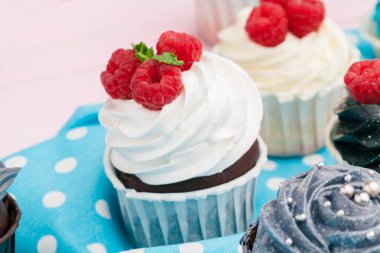 Top kek dekore edilmiş şeker ve krema - yakın çekim