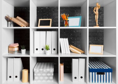 Ev ofis çalışma alanı. aksesuarları ile beyaz raf