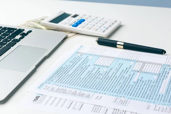 Zeigt Geschäfts- und Finanzbericht. Buchhaltung, Geld hautnah — Stockfoto