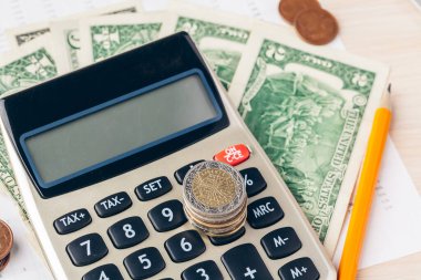 İş arkaplanındaki hesap makinesini ve sikkeleri kapat