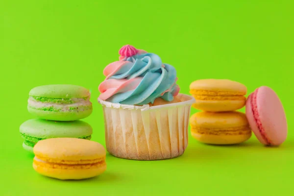 Conjunto de vários cupcakes de fondant prontos para serem comidos conjunto brilhante e colorido — Fotografia de Stock