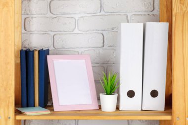 Eğitim, çivileme ve okul konseptine geri dönüş Kırtasiye ile Yaratıcı masa