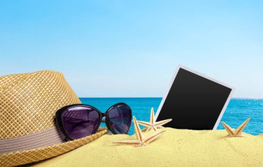 kum plajı üzerinde fotoğraf kartı