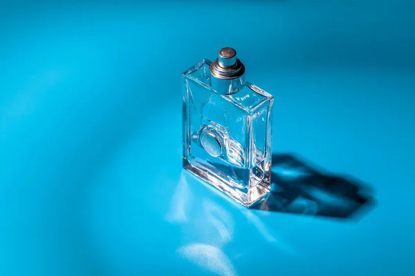 Parfümös üvegpalack világoskék háttérrel. Eau de WC — Stock Fotó