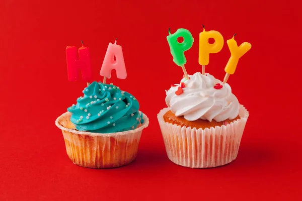 Gelukkige verjaardag cupcakes op felgekleurde achtergrond — Stockfoto
