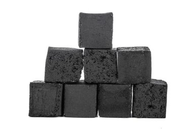 Beyaz arka plan üzerinde izole kömür küpleri topluluğu