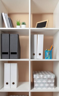 dosya klasörleri, ofisinde raflarda duran