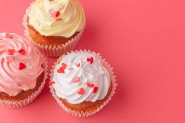 Pembe arka plan yakından lezzetli cupcakes tatlılar