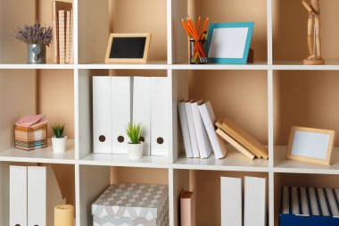 Ev ofis çalışma alanı. aksesuarları ile beyaz raf