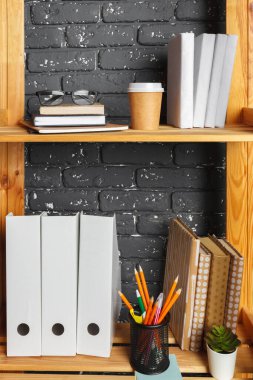 Ofisinde evrakları olan tahta bir resim