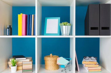 Ofis ve raflarda malzeme ve evrak yığınları