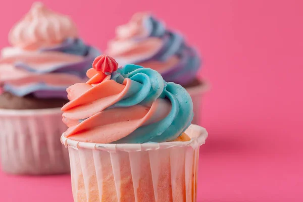 Doces saborosos cupcakes no fundo rosa fechar — Fotografia de Stock