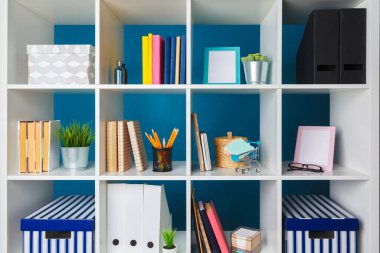 Ofis ve raflarda malzeme ve evrak yığınları