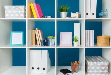 Ev ofis çalışma alanı. aksesuarları ile beyaz raf