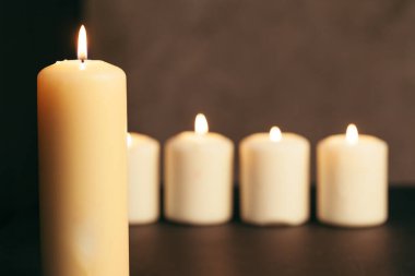 Mum alevi siyah bir arkaplanda kapanıyor