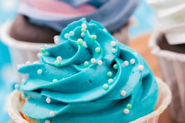 Çeşitli lezzet ile nefis cupcakes Yan görünümü. Masada vuruldu