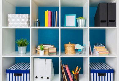 Ofis ve raflarda malzeme ve evrak yığınları