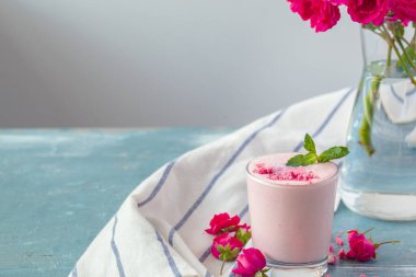 Meyve Smoothie 'yi kapat - sağlık yaşam konsepti