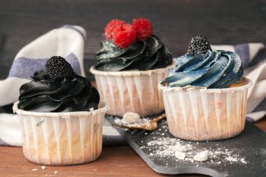 Koyu arka plan üzerinde lezzetli Ahududu ve karamel kek