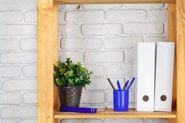 Eğitim, çivileme ve okul konseptine geri dönüş Kırtasiye ile Yaratıcı masa