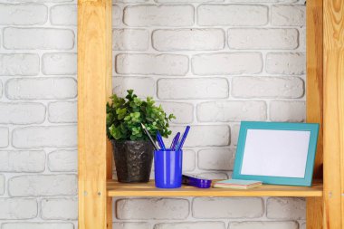 Eğitim, çivileme ve okul konseptine geri dönüş Kırtasiye ile Yaratıcı masa