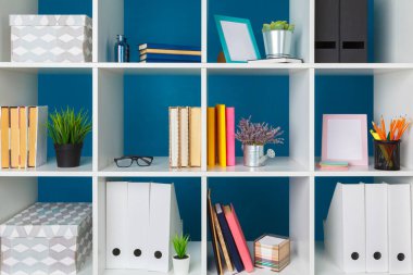 Ofis ve raflarda malzeme ve evrak yığınları