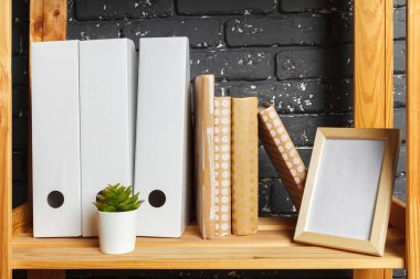 Ofisinde evrakları olan tahta bir resim