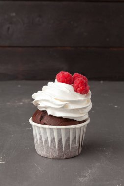 Koyu zeminde lezzetli ahududu cupcakes - El Yapımı Tatlı tatlı