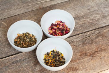 Aromatik kuru çay kase ahşap arka plan üzerinde