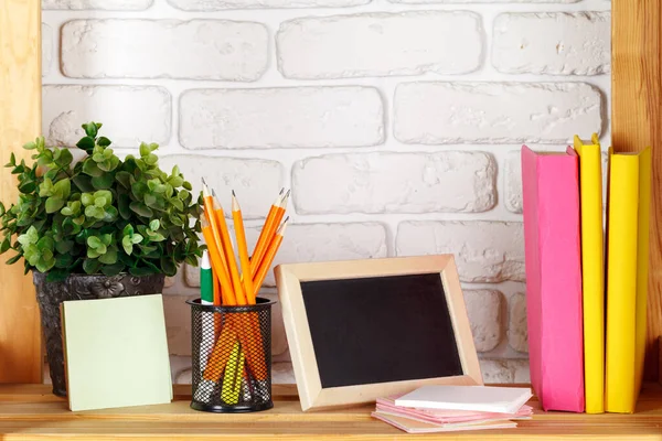 Boeken op een houten plank thuis of op kantoor — Stockfoto