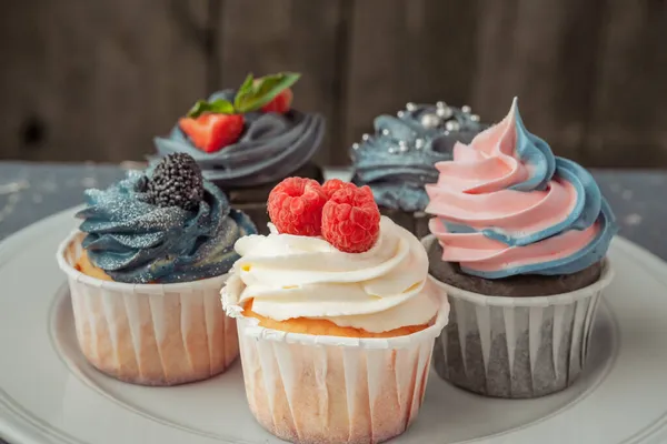 Pastelitos caseros tradicional americano dulce postre horneado con bayas — Foto de Stock