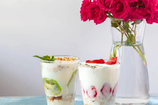 Produtos saudáveis para café da manhã, granola e bagas frescas na mesa — Fotografia de Stock