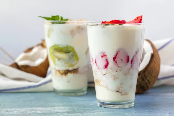 Granola com iogurte e bagas do café da manhã são em uma mesa — Fotografia de Stock