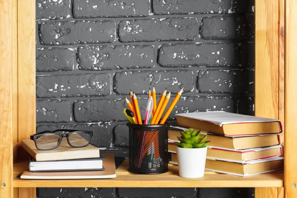 Boeken op een houten plank thuis of op kantoor — Stockfoto