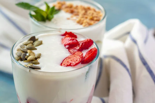 Granola com iogurte e bagas do café da manhã são em uma mesa — Fotografia de Stock