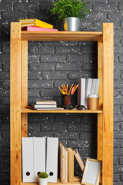 Imagen de tablero de madera con documentos en la oficina —  Fotos de Stock