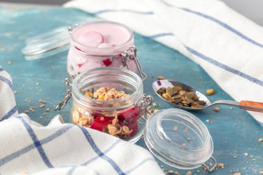 Ev yapımı granola ve yoğurt kahvaltı parfe