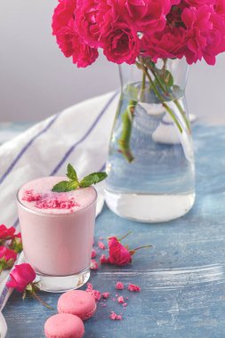 Meyve Smoothie 'yi kapat - sağlık yaşam konsepti