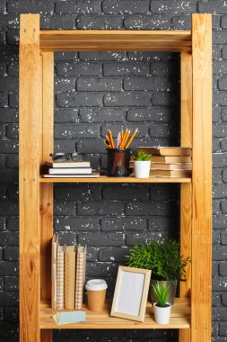 Ofisinde evrakları olan tahta bir resim