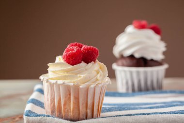 Koyu arka plan seçici odak cupcakes Grubu