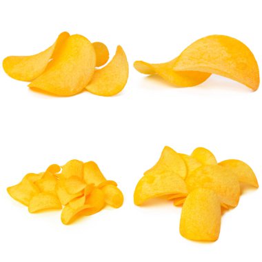 İzole edilmiş beyaz bir zemine yakın plan patates cipsi.