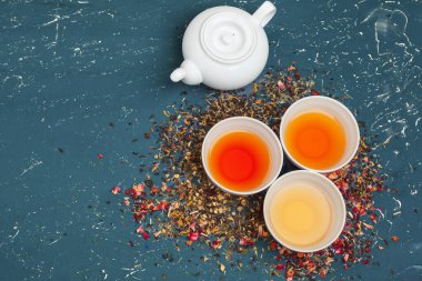 Merasim için farklı çay türleri, üst görünüm, boş alan