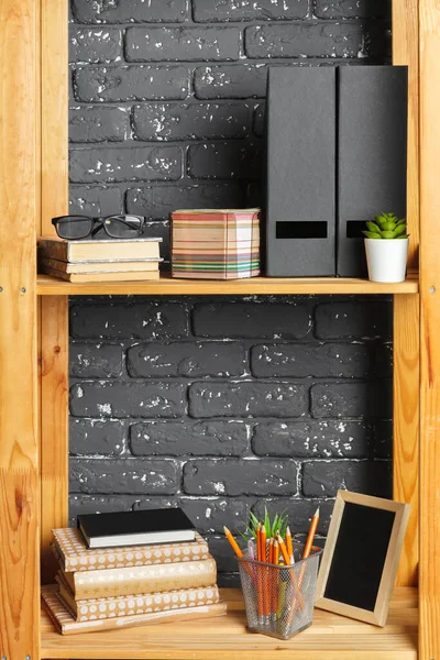 Afbeelding van houten bord met documenten in kantoor — Stockfoto