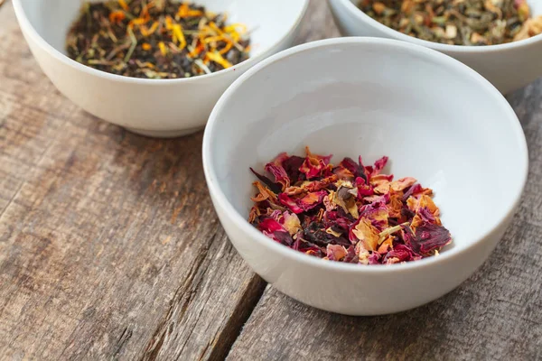 Aromatik kuru çay kase ahşap arka plan üzerinde