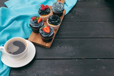 Çeşitli tatlandırıcı tatlarla kaplı bozulmuş gurme kekleri kapatıyoruz.