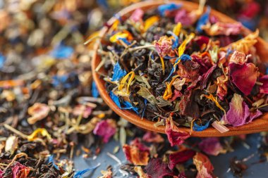 avuç wodden yüzeyindeki doğal çay