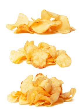 İzole edilmiş beyaz bir zemine yakın plan patates cipsi.
