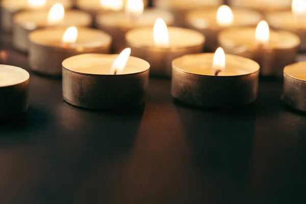 Горящая свеча на столе в темноте, место для текста. Похоронный символ — стоковое фото