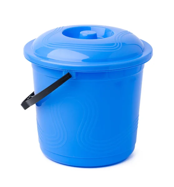 白色底座上隔离的单个塑料桶 — 图库照片